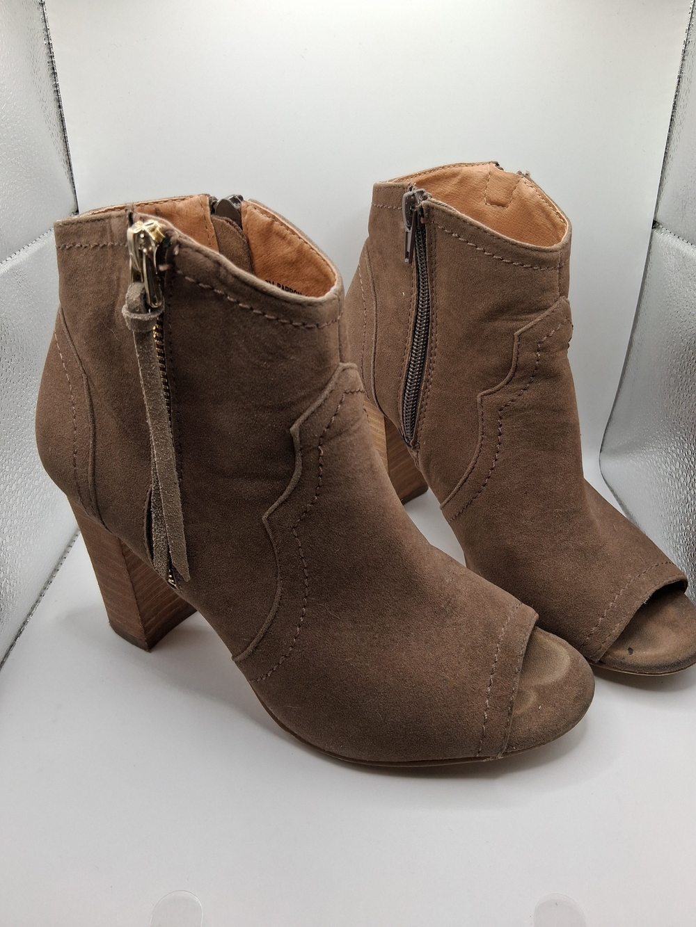 Xoxo Brand Women’s Taupe Suede Peep-Toe Ankle Booties Size 7 3.5 Inch Heel